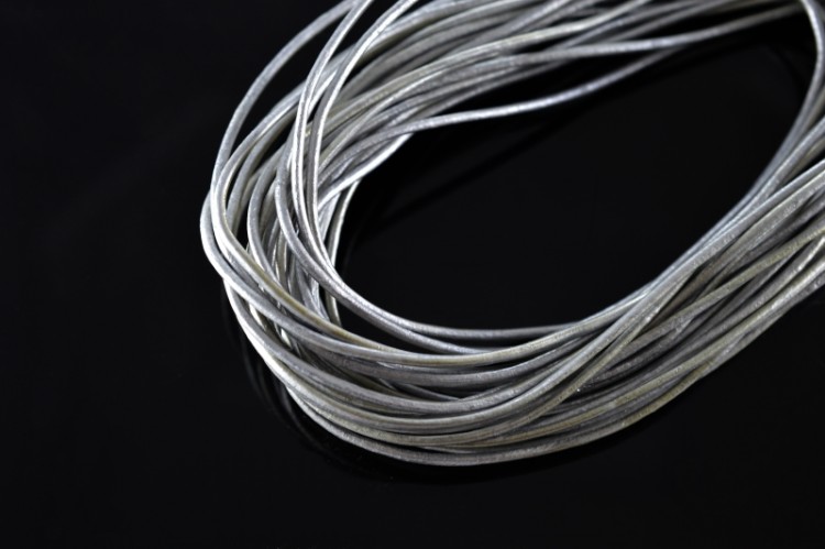 Шнур кожаный 2мм, цвет серый перламутр (окрашен неравномерно), 51-005, 1 метр Шнур кожаный 2мм, цвет серый перламутр (окрашен неравномерно), 51-005, 1 метр