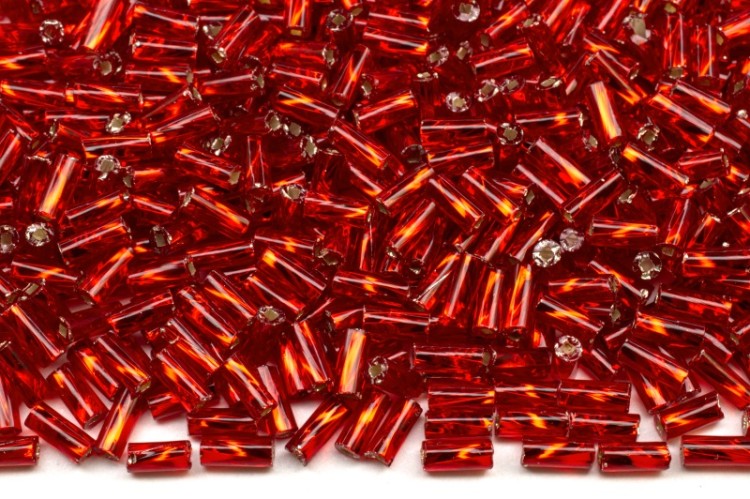 Бисер чешский PRECIOSA стеклярус 97070 5мм витой красный, серебряная линия внутри, 50г Бисер чешский PRECIOSA стеклярус 97070 5мм витой красный, серебряная линия внутри, 50г