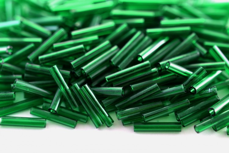 Бисер японский TOHO Bugle стеклярус 9мм #0939 зеленый изумруд, прозрачный, 5 грамм Бисер японский TOHO Bugle стеклярус 9мм #0939 зеленый изумруд, прозрачный, 5 грамм