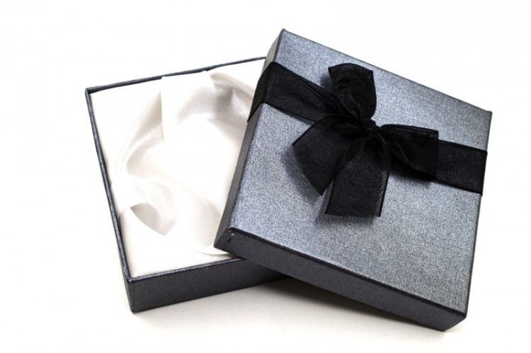 Подарочная коробочка 90х90х27мм для браслета или колье, цвет серый, картон, 31-013, 1шт Подарочная коробочка 90х90х27мм для браслета или колье, цвет серый, картон, 31-013, 1шт