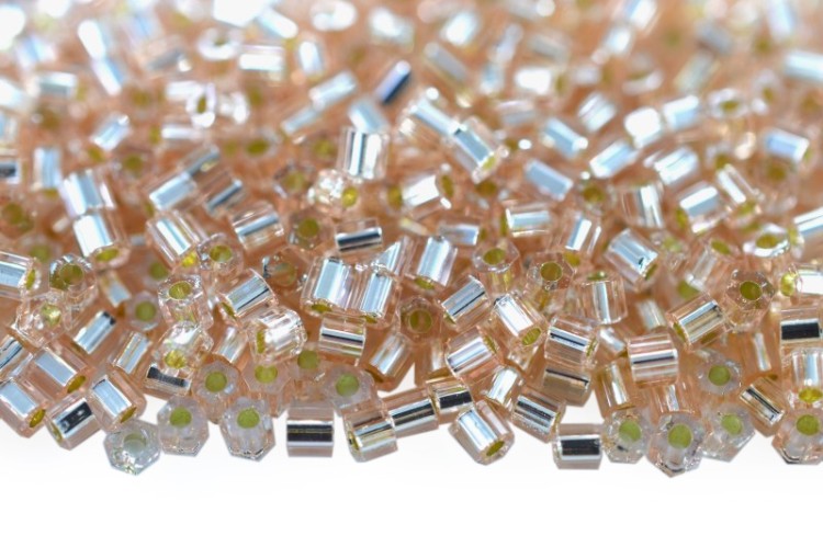 Бисер японский TOHO Hexagon шестиугольный 11/0 #0031 розалин, серебряная линия внутри, 5 грамм Бисер японский TOHO Hexagon шестиугольный 11/0 #0031 розалин, серебряная линия внутри, 5 грамм