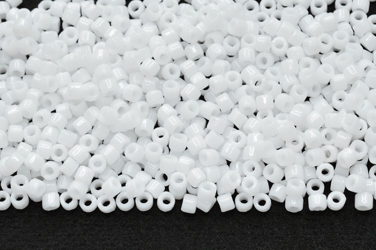 Бисер чешский Matubo цилиндр 10/0 03000 белый непрозрачный, 5 грамм Бисер чешский Matubo цилиндр 10/0 03000 белый непрозрачный, 5 грамм