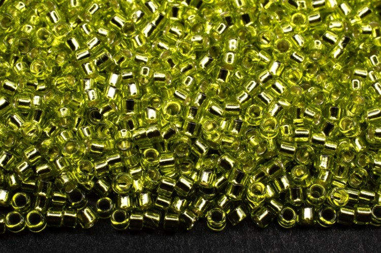 Бисер японский TOHO Treasure цилиндрический 11/0 #0024 зеленый лайм, серебряная линия внутри, 5 грамм Бисер японский TOHO Treasure цилиндрический 11/0 #0024 зеленый лайм, серебряная линия внутри, 5 грамм