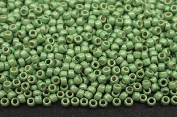 Бисер японский TOHO круглый 15/0 #PF0560F морская пена, матовый Permanent Finish гальванизированный, 10 грамм Бисер японский TOHO круглый 15/0 #PF0570 Permanent Finish гальванизированный, зеленая мята, 10 грамм