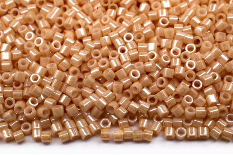 Бисер японский MIYUKI Delica цилиндр 15/0 DBS-0205 бежевый, цейлон, 5 грамм Бисер японский MIYUKI Delica цилиндр 15/0 DBS-0205 бежевый, цейлон, 5 грамм