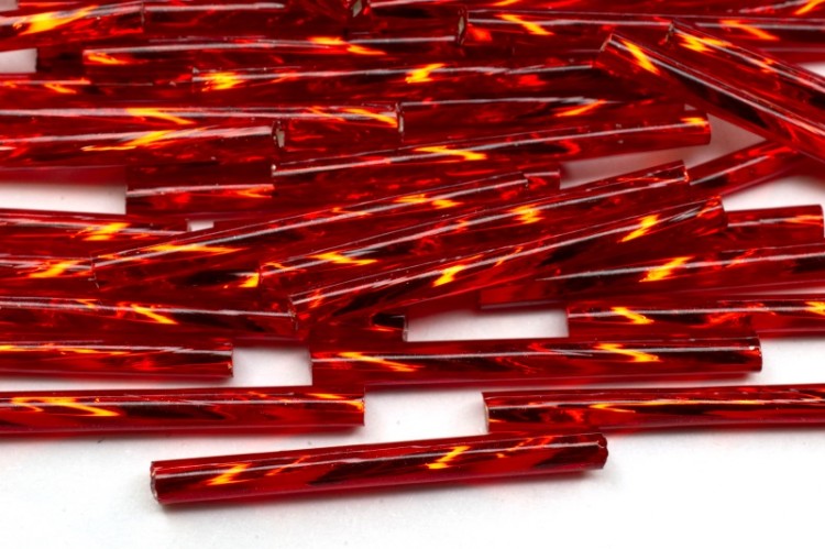 Бисер чешский PRECIOSA стеклярус 97070 25мм витой красный, серебряная линия внутри, 50г Бисер чешский PRECIOSA стеклярус 97070 25мм витой красный, серебряная линия внутри, 50г