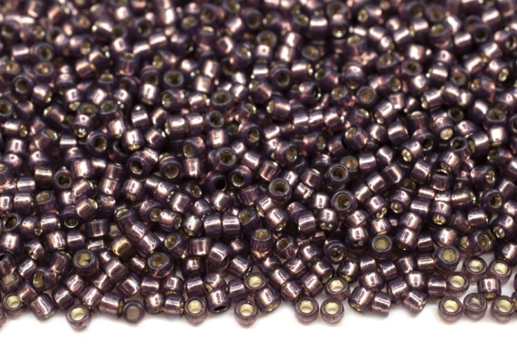 Бисер японский TOHO круглый 15/0 #2114 молочный мускатный орех, серебряная линия внутри, 10 грамм Бисер японский TOHO круглый 15/0 #2114 молочный мускатный орех, серебряная линия внутри, 10 грамм