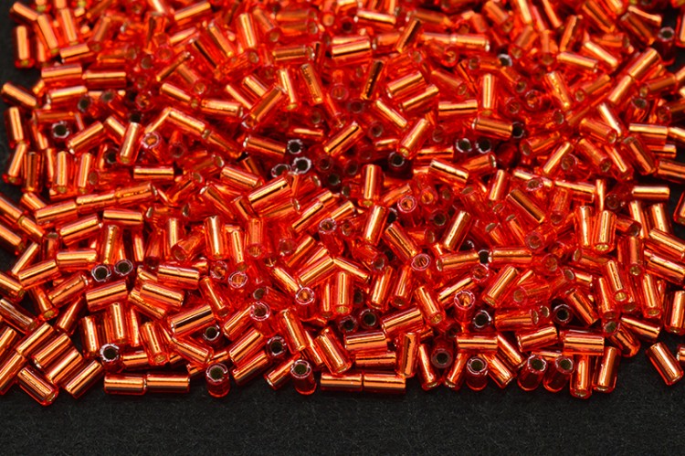 Бисер японский TOHO Bugle стеклярус 3мм #0025 светлый сиамский рубин, серебряная линия внутри, 5 грамм Бисер японский TOHO Bugle стеклярус 3мм #0025 светлый сиамский рубин, серебряная линия внутри, 5 грамм