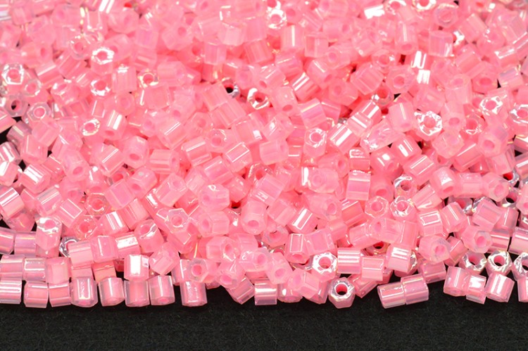 Бисер японский TOHO Hexagon шестиугольный 11/0 #0145 нежно-розовый, цейлон, 5 грамм Бисер японский TOHO Hexagon шестиугольный 11/0 #0145 нежно-розовый, цейлон, 5 грамм