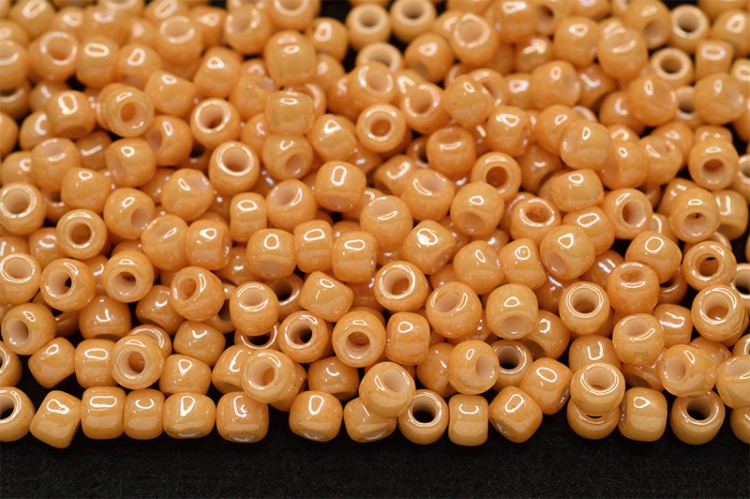 Бисер японский TOHO круглый 8/0 #0123D темно-бежевый, глянцевый непрозрачный, 10 грамм Бисер японский TOHO круглый 8/0 #0123D темно-бежевый, глянцевый непрозрачный, 10 грамм