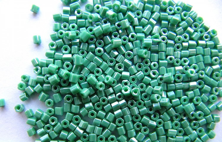 Бисер чешский PRECIOSA рубка 10/0 58230 зеленый непрозрачный, 50г Бисер чешский PRECIOSA рубка 10/0 58230 зеленый непрозрачный, 50г