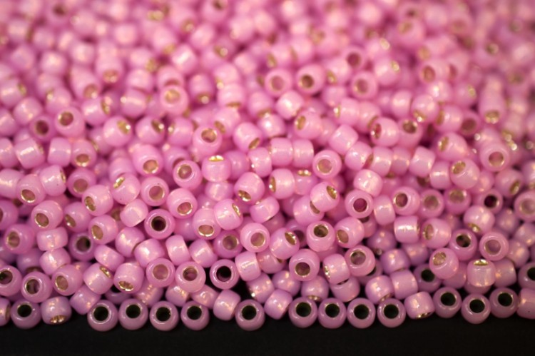 Бисер японский TOHO круглый 8/0 #2105 молочный розовый, серебряная линия внутри, 10 грамм Бисер японский TOHO круглый 8/0 #2105 молочный розовый, серебряная линия внутри, 10 грамм
