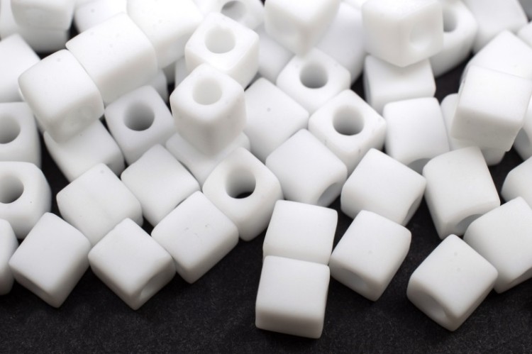 Бисер японский Miyuki Cube кубический 4мм #0402F белый, матовый непрозрачный, 10 грамм Бисер японский Miyuki Cube кубический 4мм #0402F белый, матовый непрозрачный, 10 грамм
