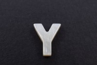 Бусина Y из ракушки 10х9х3мм, отверстие 0,8мм, цвет белый, 526-069, 1шт