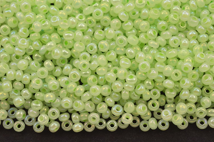 Бисер чешский PRECIOSA круглый 10/0 57552 светло-зеленый непрозрачный радужный, 1 сорт, 50г Бисер чешский PRECIOSA круглый 10/0 57552 светло-зеленый непрозрачный радужный, 1 сорт, 50г
