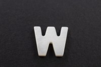 Бусина W из ракушки 10х12х3мм, отверстие 0,8мм, цвет белый, 526-067, 1шт