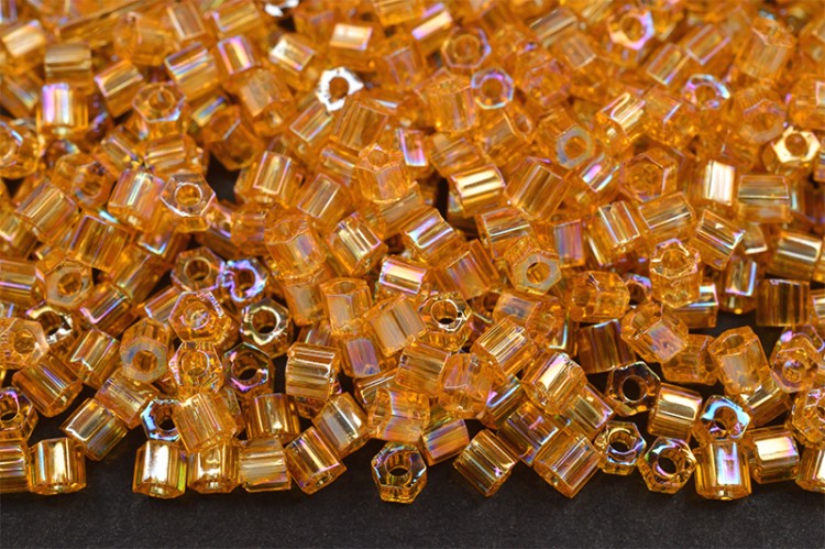 Бисер японский TOHO Hexagon шестиугольный 11/0 #0162 светлый топаз, радужный прозрачный, 5 грамм Бисер японский TOHO Hexagon шестиугольный 11/0 #0162 светлый топаз, радужный прозрачный, 5 грамм