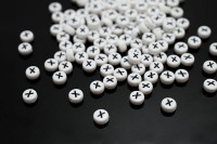 Бусина с буквой Х 7х4мм, отверстие 1мм, цвет белый/черный, 540-120, 10шт