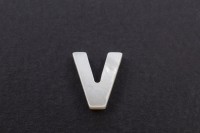 Бусина V из ракушки 10х9х3мм, отверстие 0,8мм, цвет белый, 526-074, 1шт