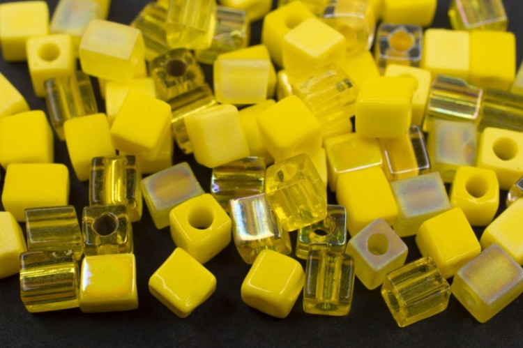 Бисер японский Miyuki Cube кубический 4мм #MIX26 оттенки желтого, микс Yellow Medley, 10 грамм Бисер японский Miyuki Cube кубический 4мм #MIX26 оттенки желтого, микс Yellow Medley, 10 грамм
