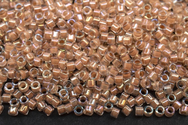 Бисер японский MIYUKI Delica цилиндр 11/0 DB-0069 радужный бежевый, окрашенный изнутри, 5 грамм Бисер японский MIYUKI Delica цилиндр 11/0 DB-0069 радужный бежевый, окрашенный изнутри, 5 грамм