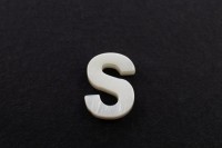 Бусина S из ракушки 10х8х3мм, отверстие 0,8мм, цвет белый, 526-078, 1шт