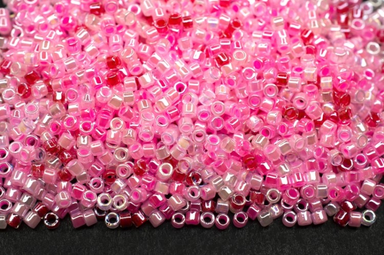Бисер японский MIYUKI Delica цилиндр 11/0 DB-MIX9068 розовый Bubble Gum, 5 грамм Бисер японский MIYUKI Delica цилиндр 11/0 DB-MIX9068 розовый Bubble Gum, 5 грамм