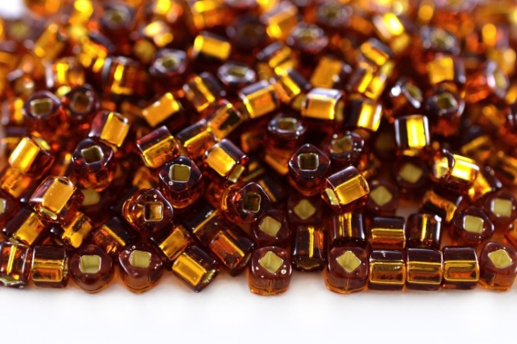 Бисер японский TOHO Cube кубический 3мм #0034 дымчатый топаз, серебряная линия внутри, 5 грамм Бисер японский TOHO Cube кубический 3мм #0034 дымчатый топаз, серебряная линия внутри, 5 грамм