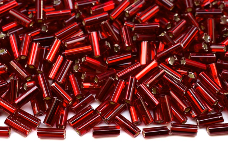 Бисер чешский PRECIOSA стеклярус 97070 5мм красный, серебряная линия внутри, 50г Бисер чешский PRECIOSA стеклярус 97070 5мм красный, серебряная линия внутри, 50г