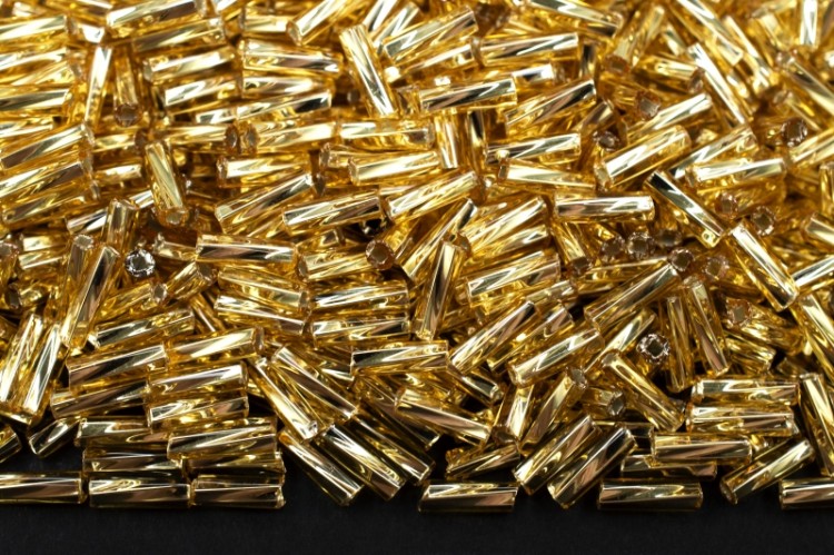 Бисер чешский PRECIOSA стеклярус 17020 7мм витой золотой, серебряная линия внутри, 50г Бисер чешский PRECIOSA стеклярус 17020 7мм витой золотой, серебряная линия внутри, 50г