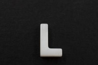 Бусина L из ракушки 10х7х3мм, отверстие 0,8мм, цвет белый, 526-080, 1шт