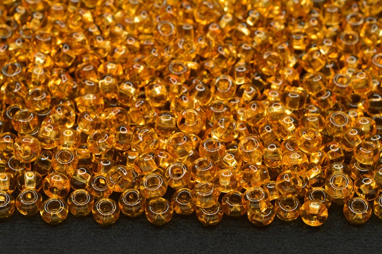 Бисер чешский PRECIOSA круглый 6/0 10050 янтарный прозрачный, квадратное отверстие, 50г Бисер чешский PRECIOSA круглый 6/0 10050 янтарный прозрачный, квадратное отверстие, 50г