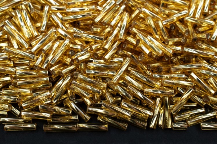 Бисер чешский PRECIOSA стеклярус 17020 10мм витой золотой, серебряная линия внутри, 50г Бисер чешский PRECIOSA стеклярус 17020 10мм витой золотой, серебряная линия внутри, 50г