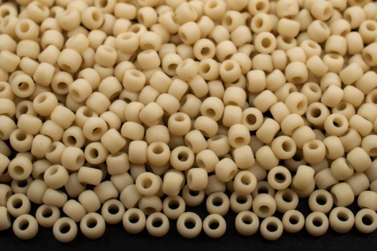 Бисер японский TOHO круглый 11/0 #0051F светло-бежевый, матовый непрозрачный, 10 грамм Бисер японский TOHO круглый 11/0 #0051F светло-бежевый, матовый непрозрачный, 10 грамм