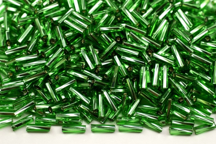 Бисер чешский PRECIOSA стеклярус 57100 7мм витой зеленый, серебряная линия внутри, 50г Бисер чешский PRECIOSA стеклярус 57100 7мм витой зеленый, серебряная линия внутри, 50г