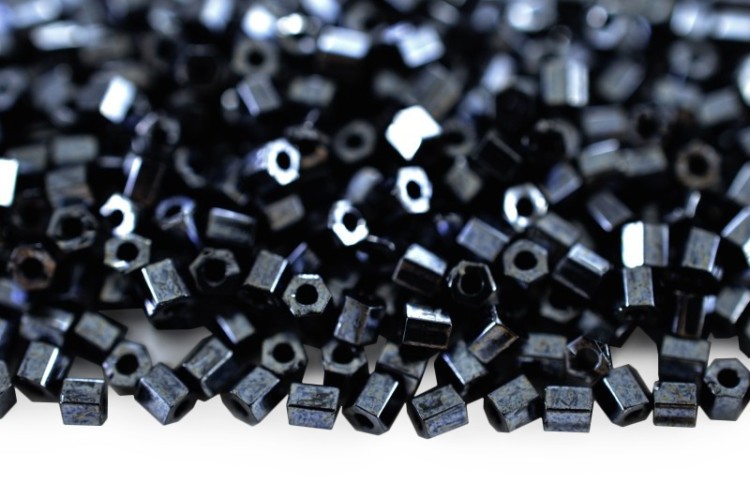 Бисер японский TOHO Hexagon шестиугольный 11/0 #0081 гематит, металлизированный, 5 грамм Бисер японский TOHO Hexagon шестиугольный 11/0 #0081 гематит, металлизированный, 5 грамм
