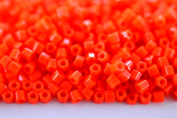 Бисер японский TOHO Hexagon шестиугольный 11/0 #0050 оранжевый закат, непрозрачный, 5 грамм Бисер японский TOHO Hexagon шестиугольный 11/0 #0050 оранжевый закат, непрозрачный, 5 грамм