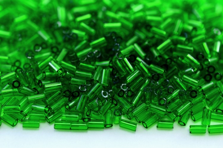 Бисер японский TOHO Bugle стеклярус 3мм #0007В зеленая трава, прозрачный, 5 грамм Бисер японский TOHO Bugle стеклярус 3мм #0007В зеленая трава, прозрачный, 5 грамм