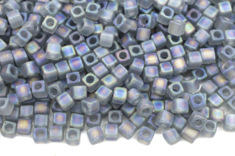 Бисер японский Miyuki Cube кубический 1,8мм #0152FR серый, матовый радужный, 10 грамм Бисер японский Miyuki Cube кубический 1,8мм #0152FR серый, матовый радужный, 10 грамм