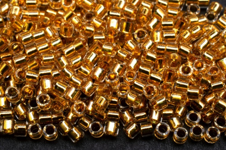 Бисер японский MIYUKI Delica цилиндр 10/0 DBM-0033 золото 24К внутри, 5 грамм Бисер японский MIYUKI Delica цилиндр 10/0 DBM-0033 золото 24К внутри, 5 грамм