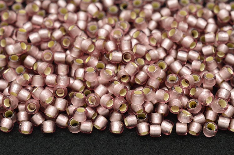 Бисер японский TOHO круглый 8/0 #0026F светлый аметист матовый, серебряная линия внутри, 10 грамм Бисер японский TOHO круглый 8/0 #0026F светлый аметист матовый, серебряная линия внутри, 10 грамм