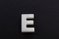 Бусина E из ракушки 10х7х3мм, отверстие 0,8мм, цвет белый, 526-082, 1шт