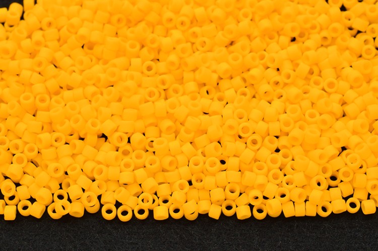 Бисер японский MIYUKI Delica цилиндр 11/0 DB-1582 канарейка, матовый непрозрачный, 5 грамм Бисер японский MIYUKI Delica цилиндр 11/0 DB-1582 канарейка, матовый непрозрачный, 5 грамм