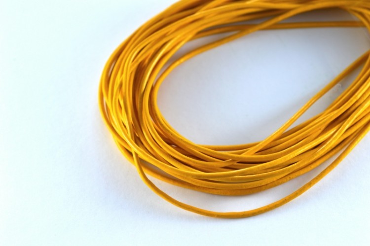 Шнур кожаный 2мм, цвет желтый, 51-017, 1 метр Шнур кожаный 2мм, цвет желтый, 51-017, 1 метр