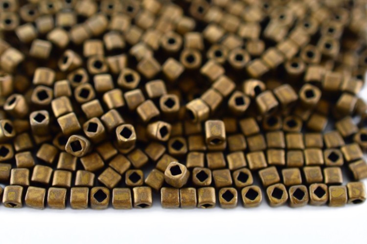 Бисер японский TOHO Cube кубический 1,5мм #0702 темная медь, матовый, 5 грамм Бисер японский TOHO Cube кубический 1,5мм #0702 темная медь, матовый, 5 грамм