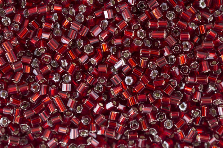 Бисер чешский PRECIOSA рубка 11/0 97090 гранатовый, серебряная линия внутри, 50г Бисер чешский PRECIOSA рубка 11/0 97090 гранатовый, серебряная линия внутри, 50г