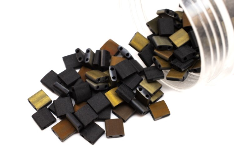 Бисер японский MIYUKI TILA #4561 Black/Valentinite, матовый непрозрачный, 5 грамм Бисер японский MIYUKI TILA #4561 Black/Valentinite, матовый непрозрачный, 5 грамм