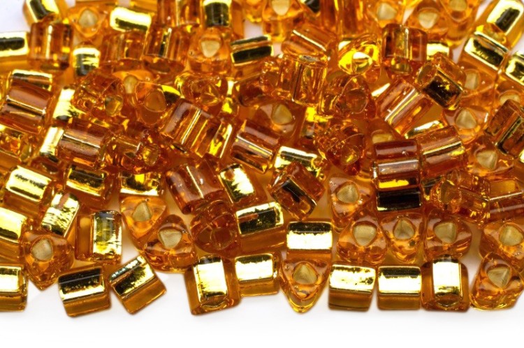 Бисер японский TOHO Triangle треугольный 8/0 #0022B топаз, серебряная линия внутри, 5 грамм Бисер японский TOHO Triangle треугольный 8/0 #0022B топаз, серебряная линия внутри, 5 грамм