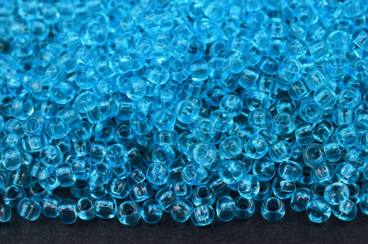 Бисер чешский PRECIOSA круглый 10/0 01234 голубой прозрачный, 1 сорт, 50г Бисер чешский PRECIOSA круглый 10/0 01234 голубой прозрачный, 1 сорт, 50г