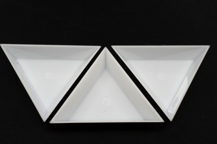 Тарелочка для бисера треугольная Beadsmith 7,5х7,5х1см, пластик, 32-105, 1уп (3шт) Тарелочка для бисера треугольная Beadsmith 7,5х7,5х1см, пластик, 32-105, 1уп (3шт)